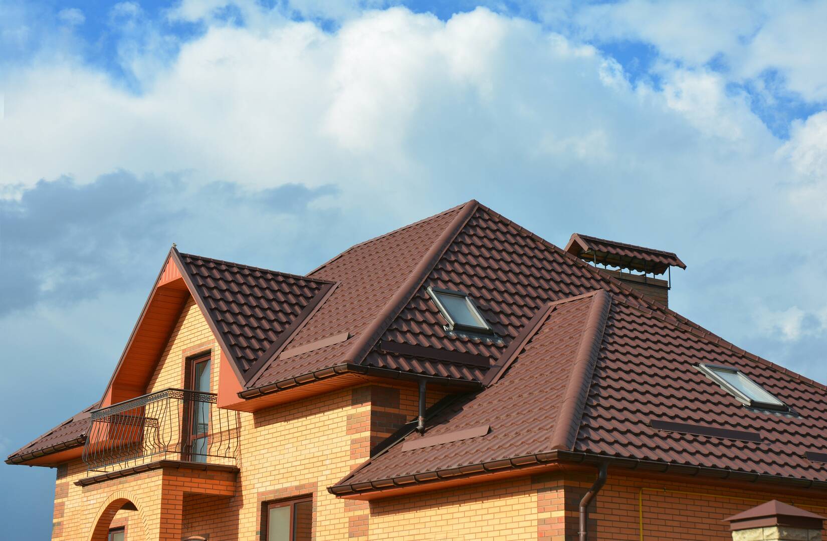 Lovelace Roofing Co logo