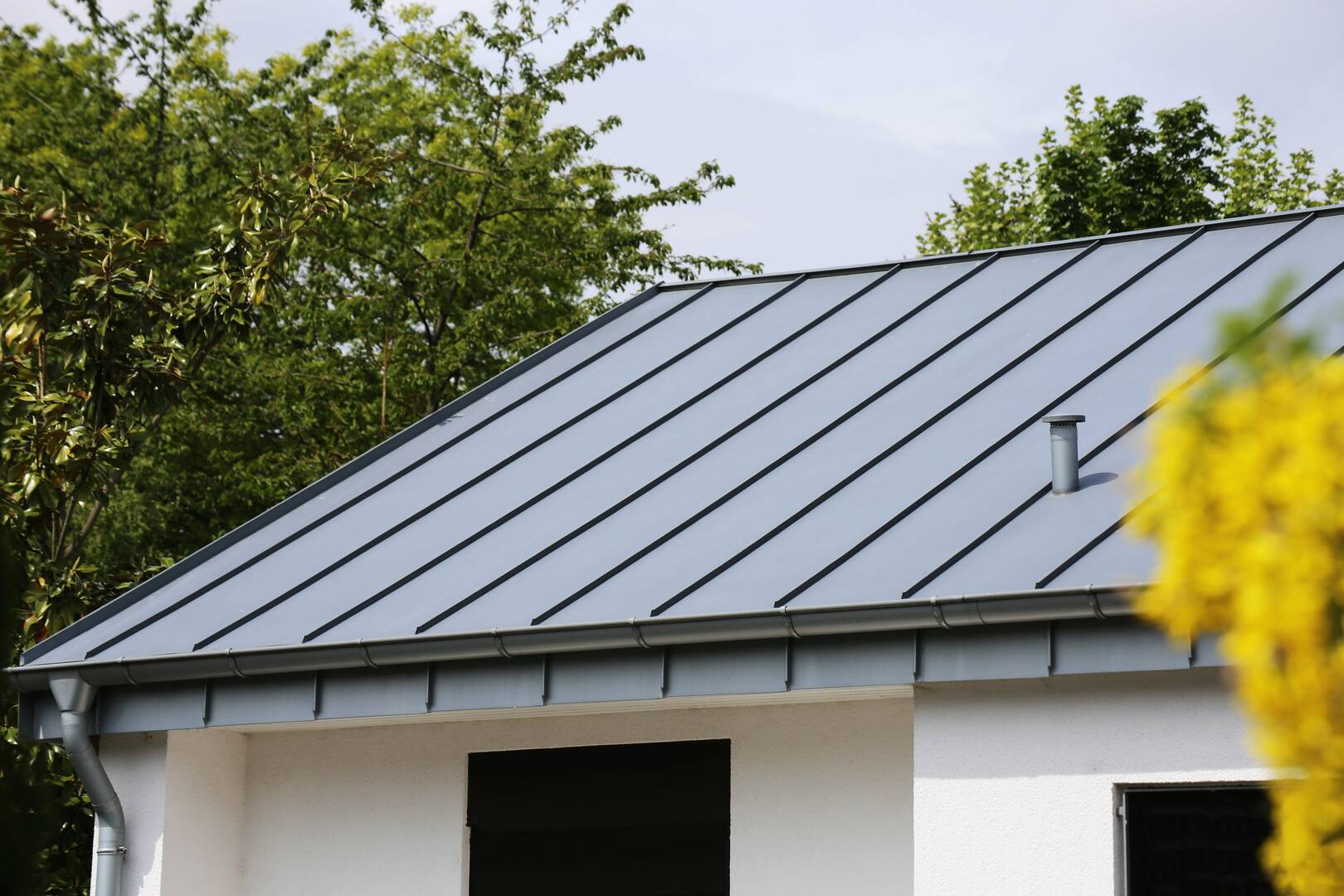 Diversified Roofing logo